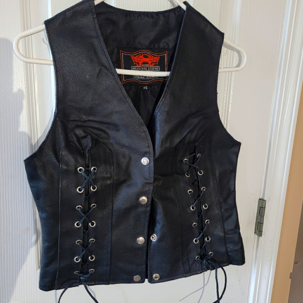 BLACK LEATHER VEST- MOTOR MILWALKEEE LEATHER GEAR (SIZE XS)